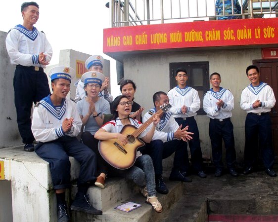 Chuyển quà Tết ra Trường Sa